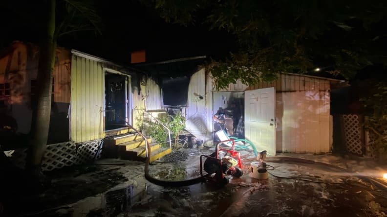 4 personas desplazadas tras incendio de casa en Miami