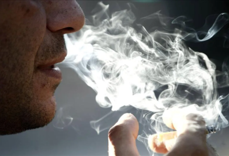 Cigarros puros se salvan de una ley en Florida para no fumar en playas