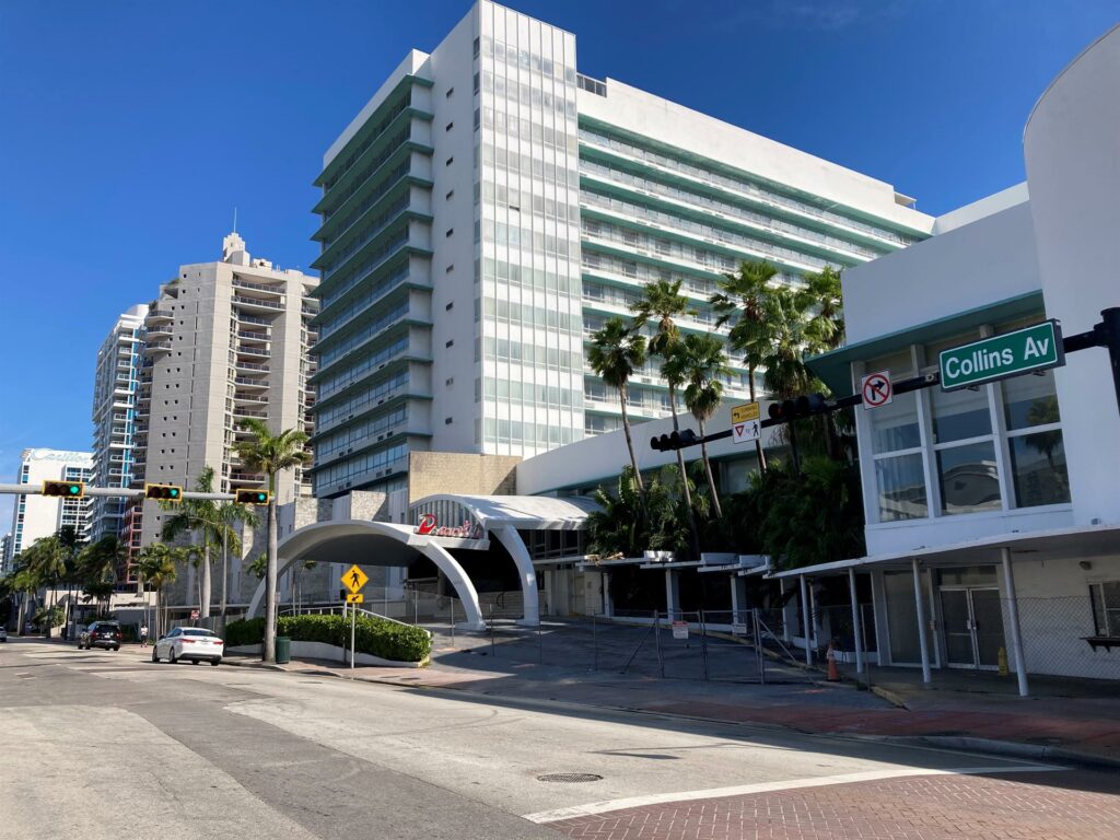 Inician la demolición del histórico hotel Deauville de Miami Beach