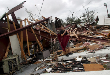 Tornado deja dos muertos, heridos y casas derrumbadas en Florida