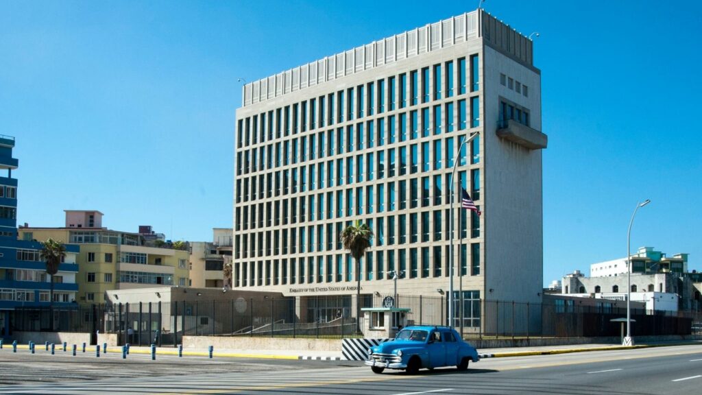 Biden anunciaría aumento de personal en embajada en Cuba