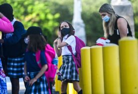 Suspenden multas contra distritos escolares por uso de mascarillas