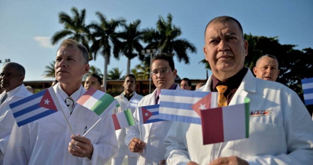 Congresistas piden investigar el envío de médicos cubanos a México