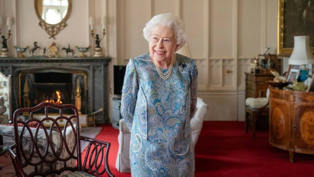 Isabel II reaparece sonriente a unas semanas de cumplirse el jubileo