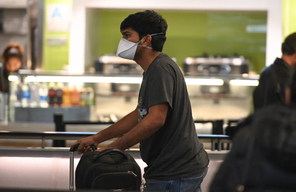 Aeropuertos y aerolíneas de EEUU comienzan a eliminar las mascarillas