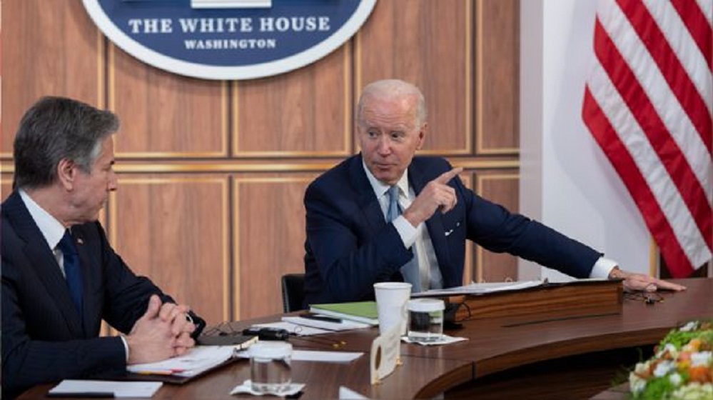 Biden urge prohibir venta de armas de asalto a particulares