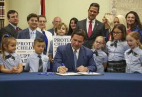 Demandan a gobernador Ron DeSantis por ley de educación sexual