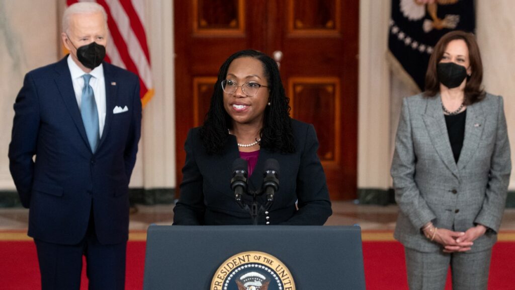 Senado confirma a Ketanji Brown como la primera jueza negra de la Corte Suprema