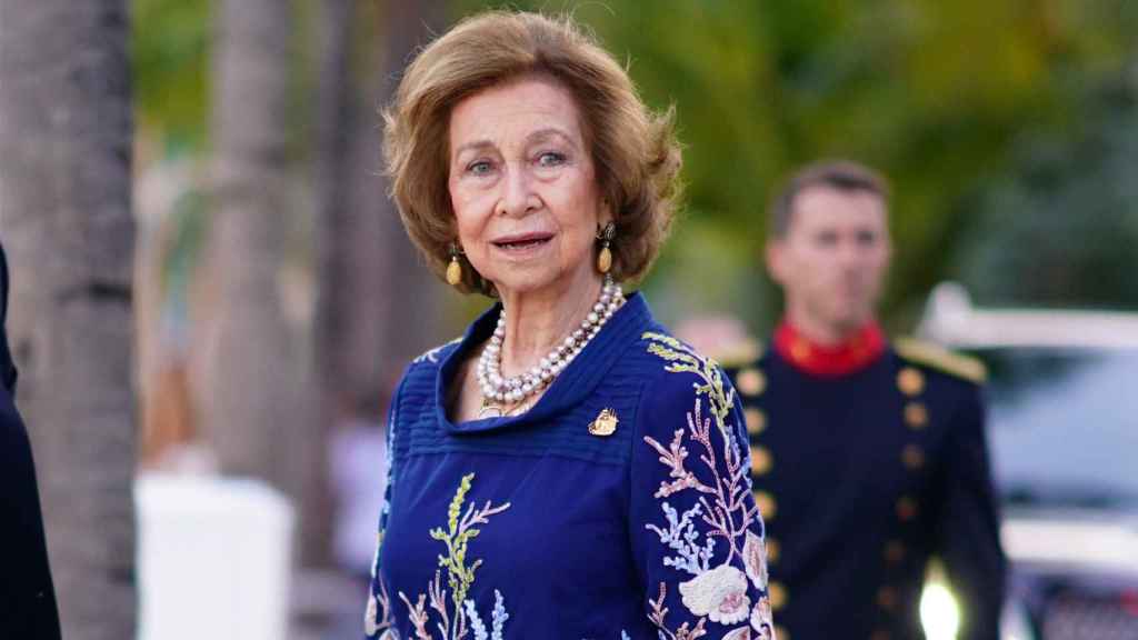 La reina Sofía desborda elegancia en Miami ante reencuentro con su marido