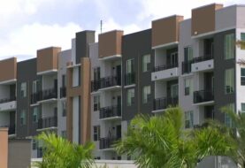 Inquilinos de Miami Gardens a abandonan su apartamento