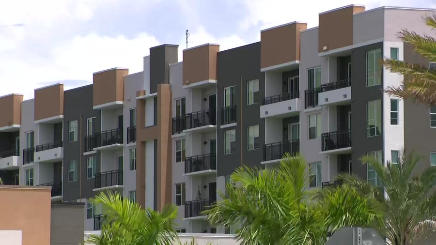 Inquilinos de Miami Gardens a abandonan su apartamento