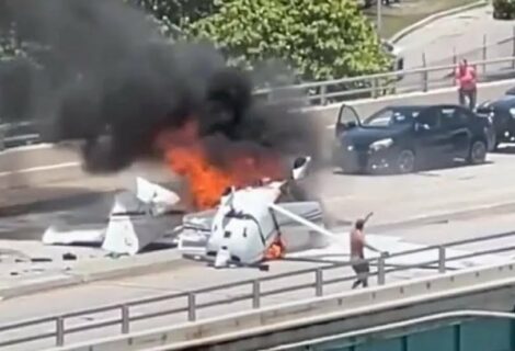 Una avioneta cae en un puente de Miami Beach dejando un muerto y cinco heridos