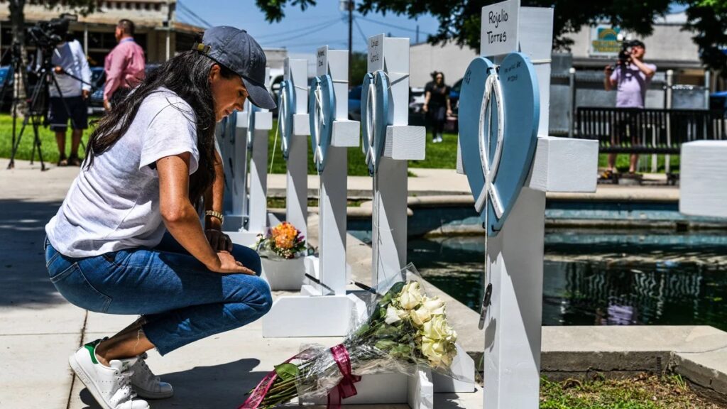 Meghan Markle visita Uvalde por homenaje a víctimas del tiroteo