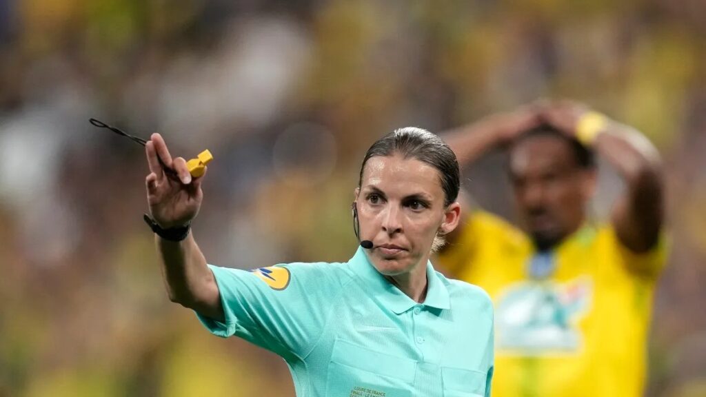 Seis mujeres entre árbitros designados para el Mundial