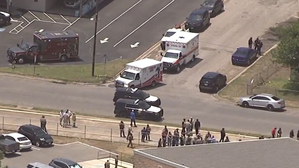 Al menos 14 niños muertos y docenas de heridos por tiroteo en escuela de Texas