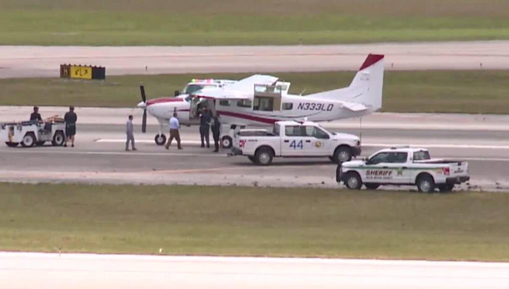 Pasajero logra aterrizar un avión en Florida al no poder el piloto