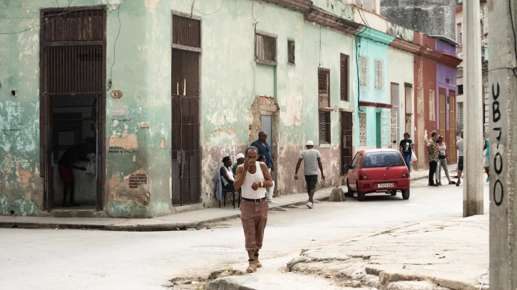 «Cuba se cae a pedazos» se derumba escalera en la Habana