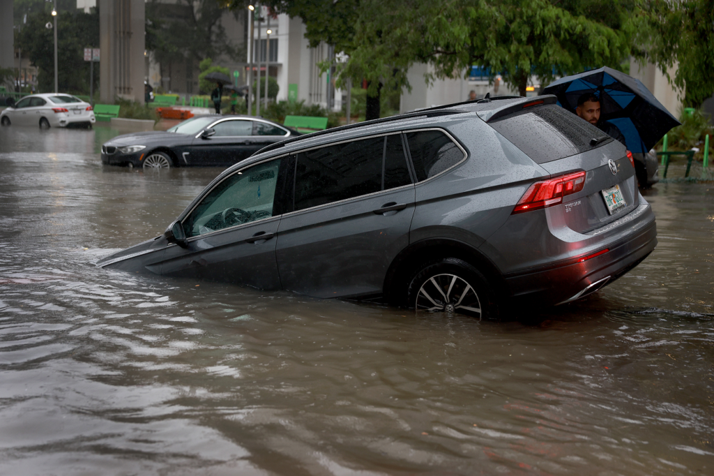 Mecánicos en Miami tienen doble trabajo por inundaciones