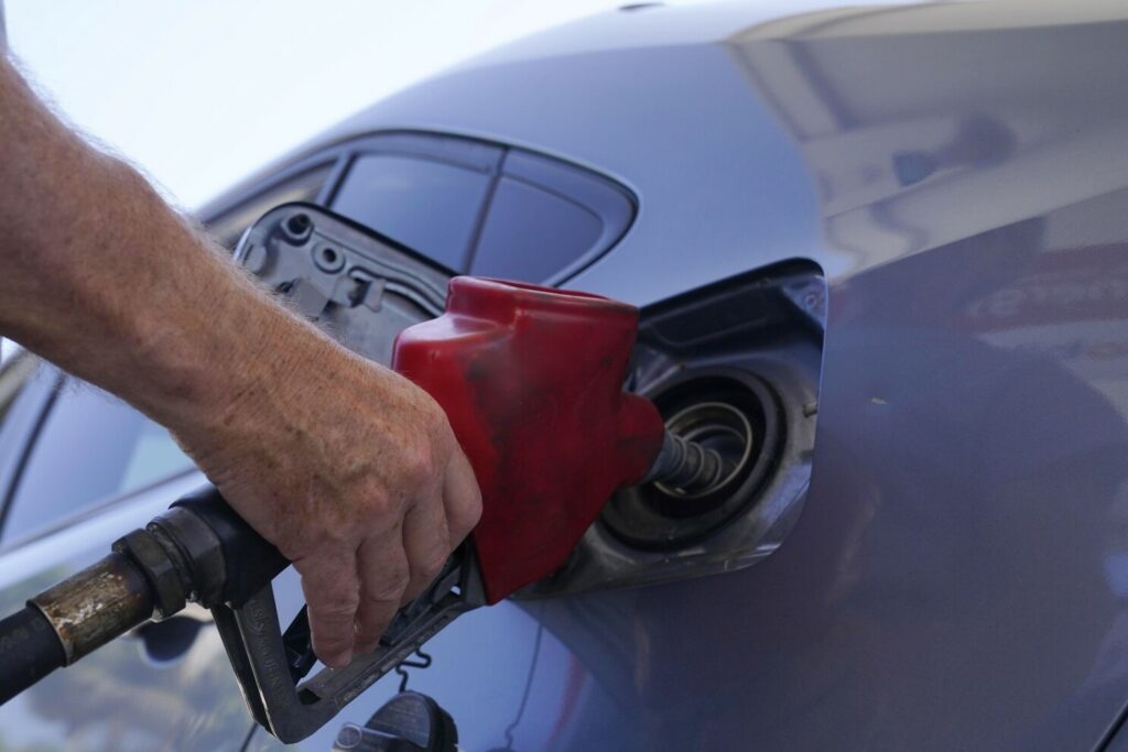 Conductores no creen en Biden sobre el precio de la gasolina