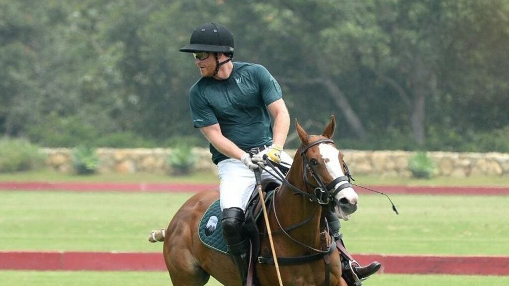 El príncipe Harry sufrió una caída en su caballo mientras practicaba Polo en California