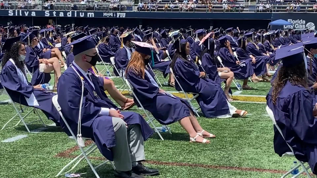 Graduaciones en Miami vuelven a ser tradición