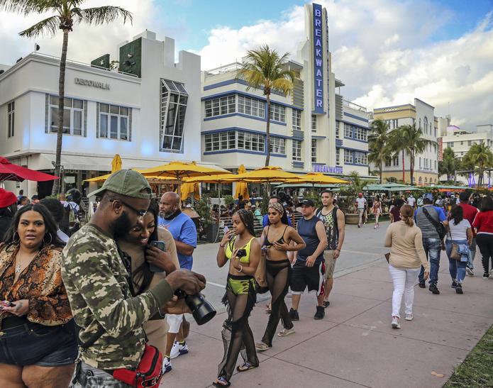 Temor en Miami a que repunte de Covid aminore el turismo