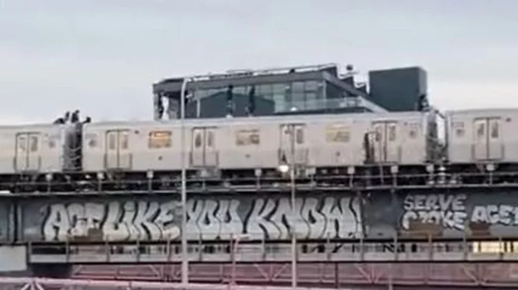 Personas fueron captadas corriendo el tren de Nueva York