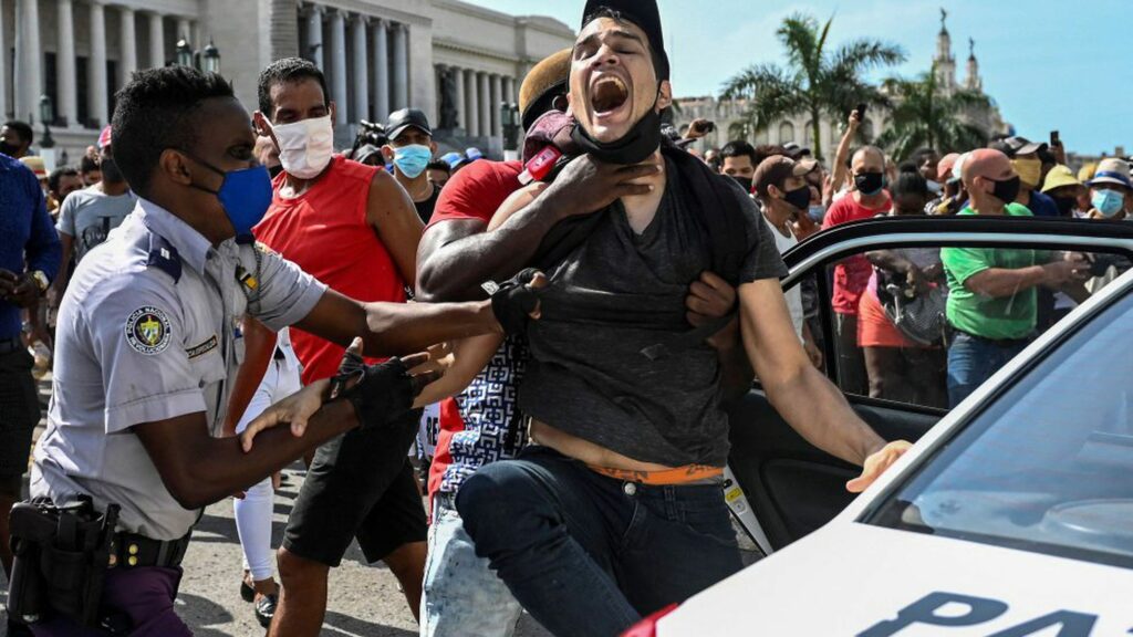 Cuba condena a más de 70 personas por protestar el 11J