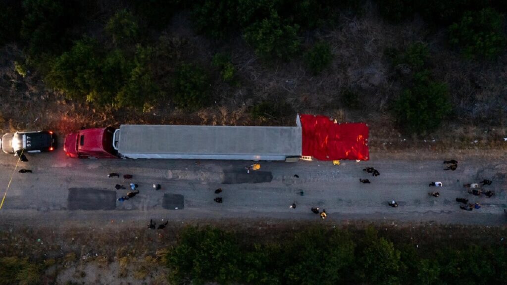 Arrestan a dos mexicanos por la muerte de 51 migrantes en un tráiler