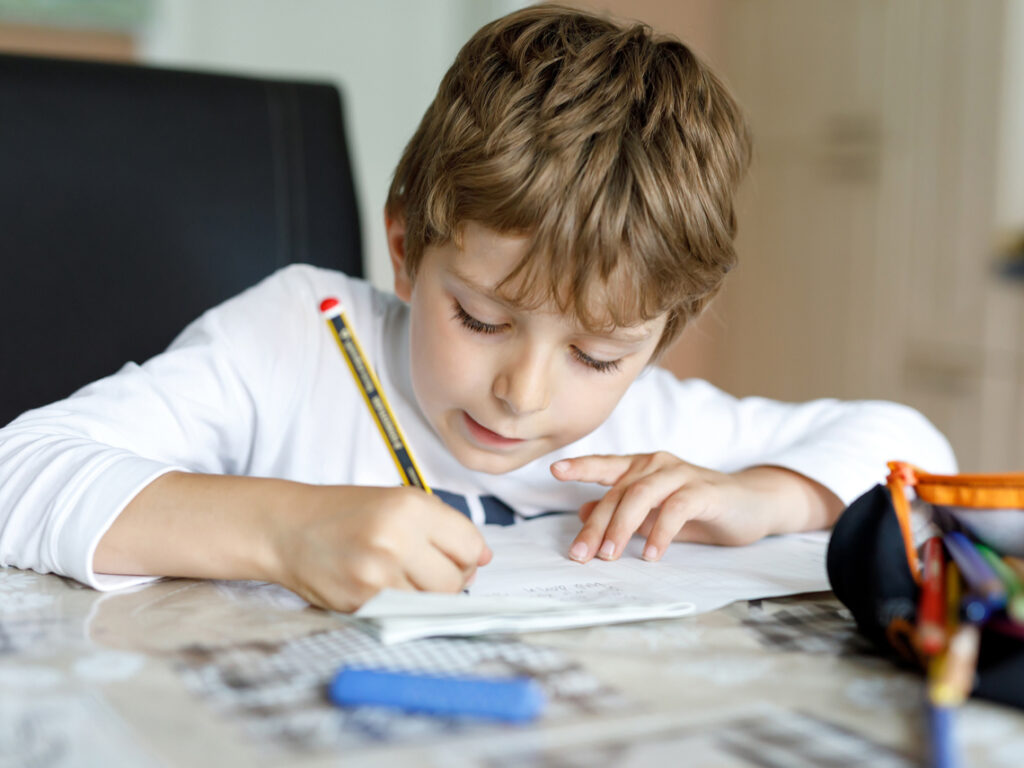 Abandono de la escritura a mano perjudica el aprendizaje en los niños