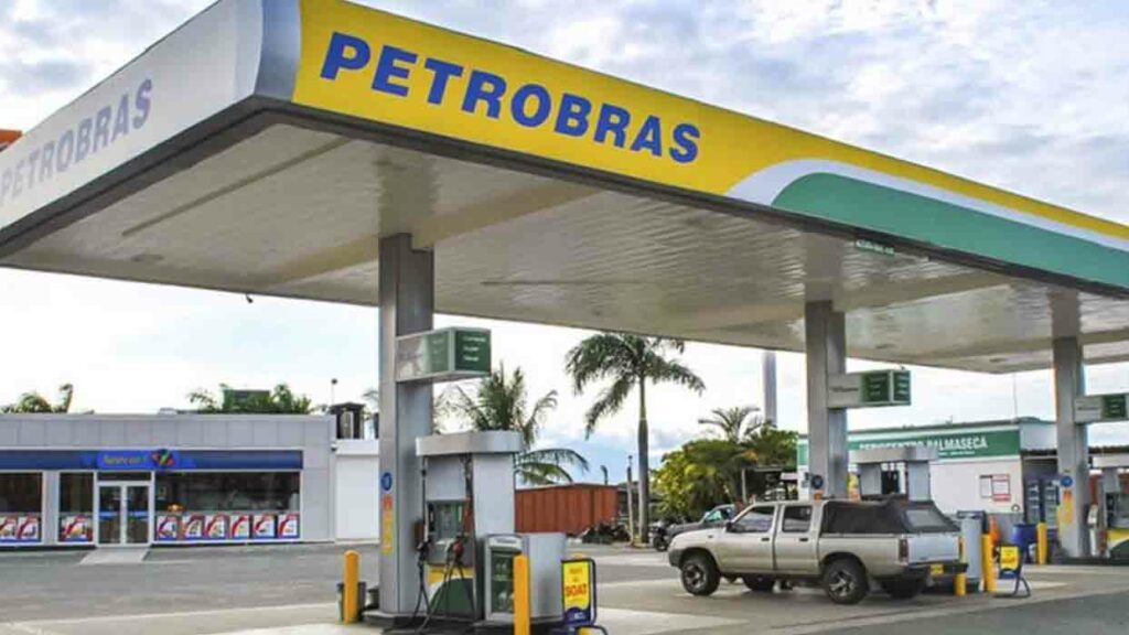 Petrobras reduce en casi 5 % precio de la gasolina en Brasil