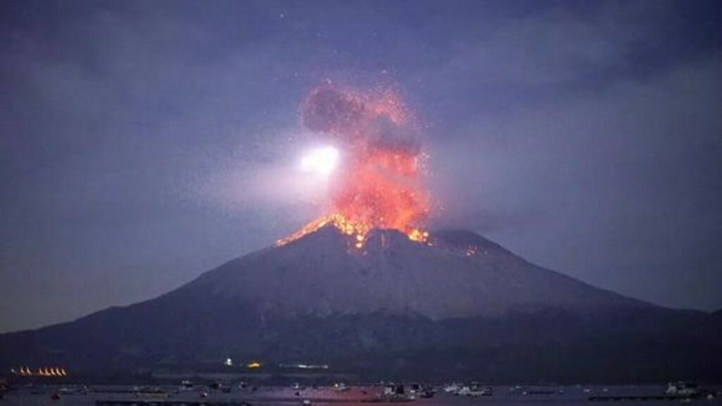 Alerta de evacuación por la erupción de un volcán en el suroeste de Japón
