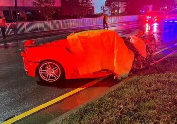 Una Ferrari perdió el control y se estrelló en Florida: dos muertos