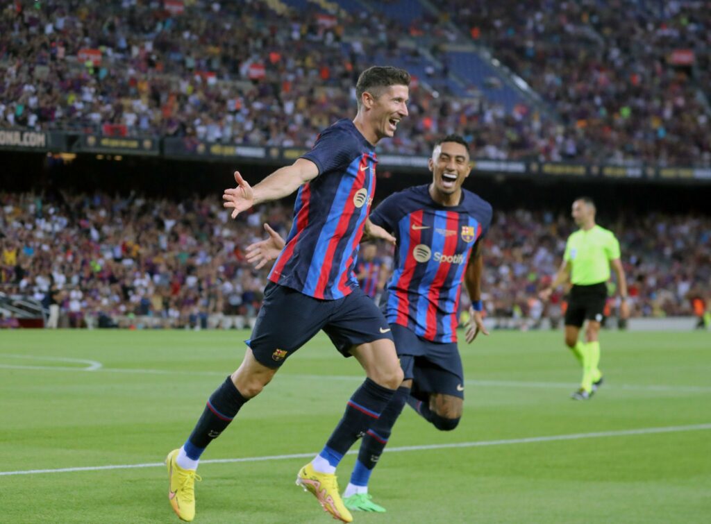 El Barcelona golea a Pumas con el primer gol de Lewandowski