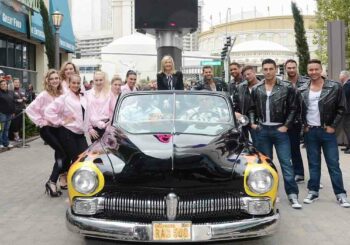 Subastan uno de los autos de “Grease” con la firma de Olivia Newton-John