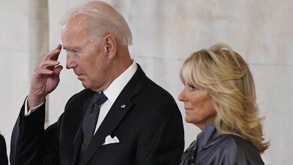 Joe Biden y su esposa presentan respetos al féretro de la reina Isabel II