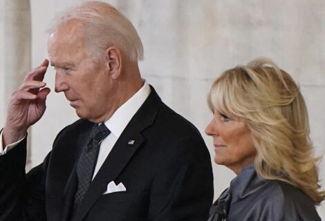 Joe Biden y su esposa presentan respetos al féretro de la reina Isabel II
