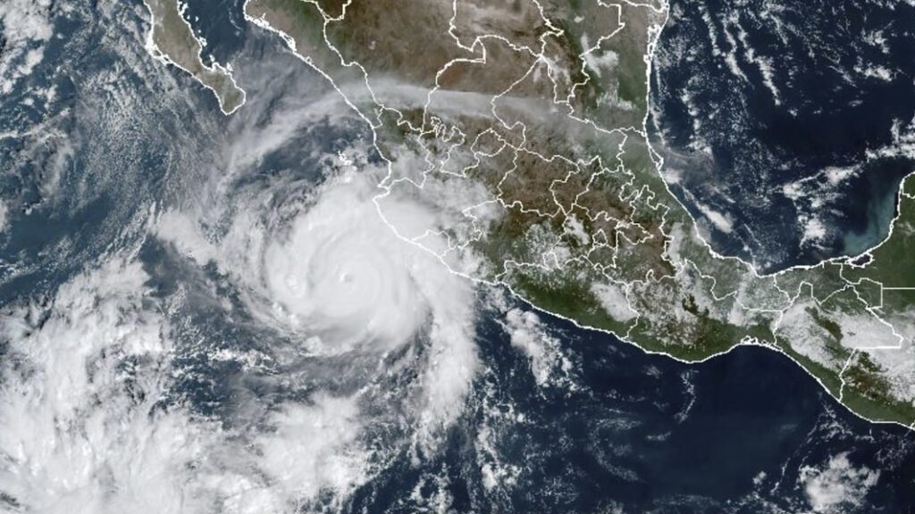 El huracán Roslyn toca tierra en México