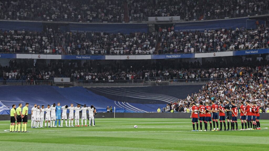 Minuto de silencio en el Bernabéu tras la tragedia de Indonesia