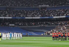 Minuto de silencio en el Bernabéu tras la tragedia de Indonesia
