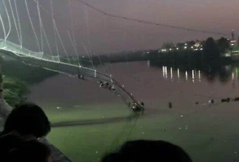 Al menos 60 muertos en el colapso de un puente colgante en India