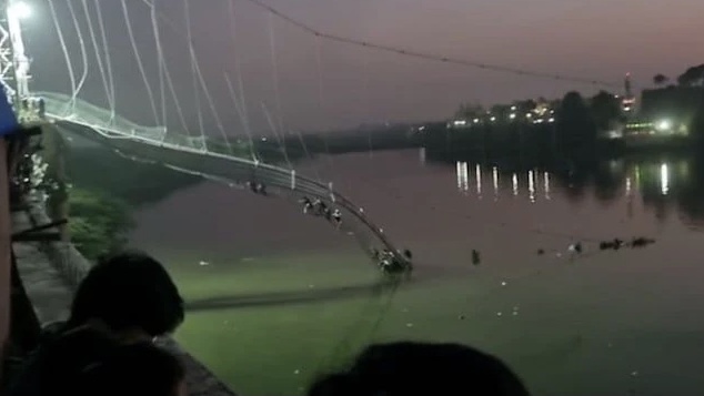 Al menos 60 muertos en el colapso de un puente colgante en India