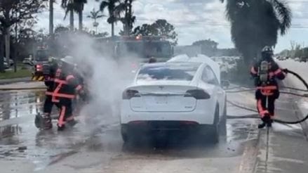Autos eléctricos se incendian en Florida tras paso del huracán Ian