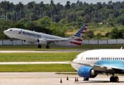 Pasajeros cubanos se quedan varados en vuelo a Miami