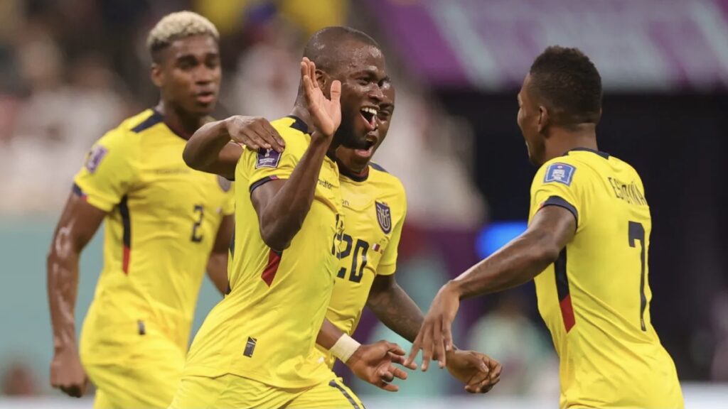 Ecuador vence a Catar en el debut mundialista