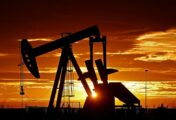 El petróleo cae a su nivel mínimo este año antes de la reunión de la OPEP