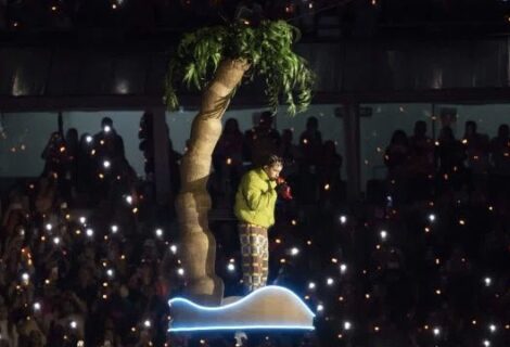 Bad Bunny sufre caída en concierto de Guatemala