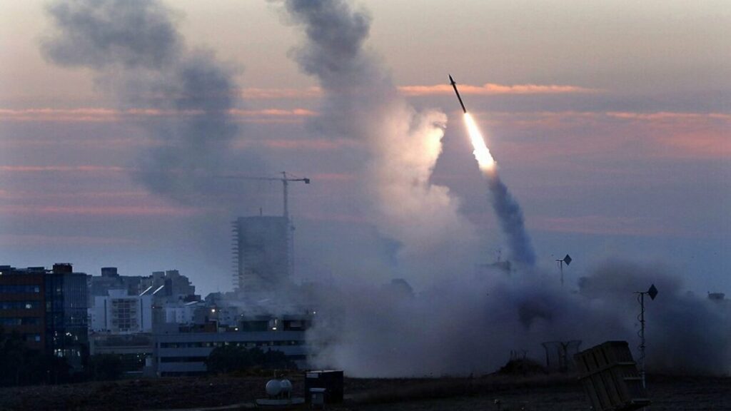 Israel bombardea objetivos en Gaza en respuesta al lanzamiento de cohetes palestinos