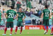 México derrota a Arabia Saudita 2-1 pero queda eliminada del Mundial