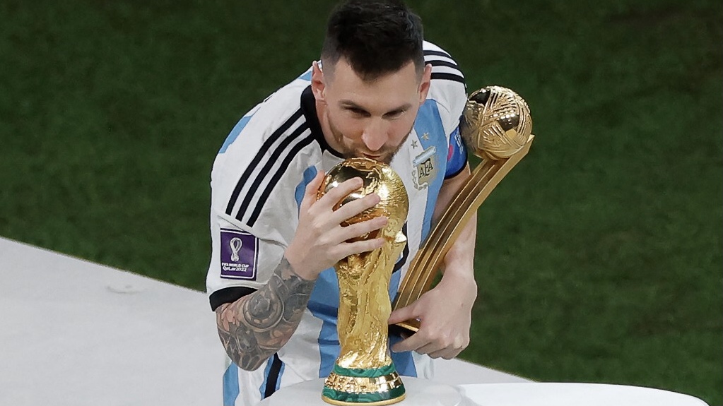 Lionel Messi recibe el Balón de Oro del Mundial de Qatar 2022